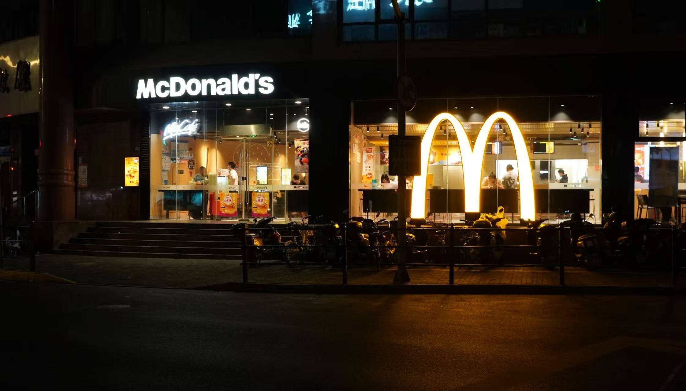 麦当劳夜宿者:老人占六成,各有心酸事