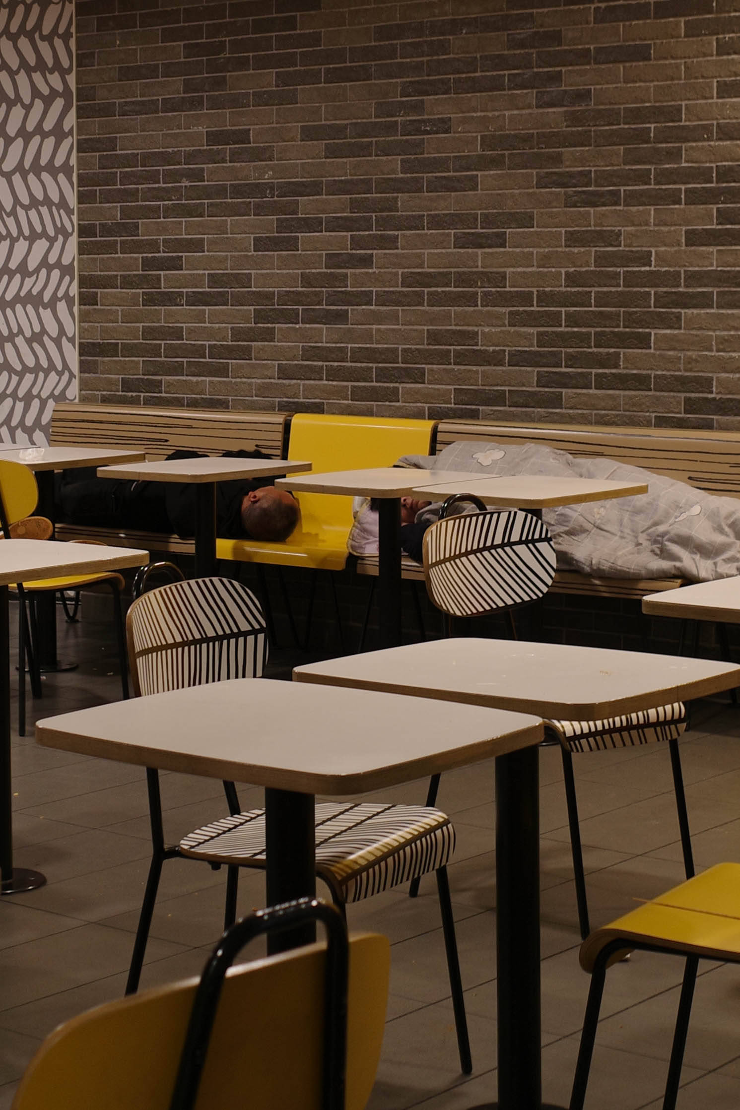 麦当劳夜宿者:老人占六成,各有心酸事