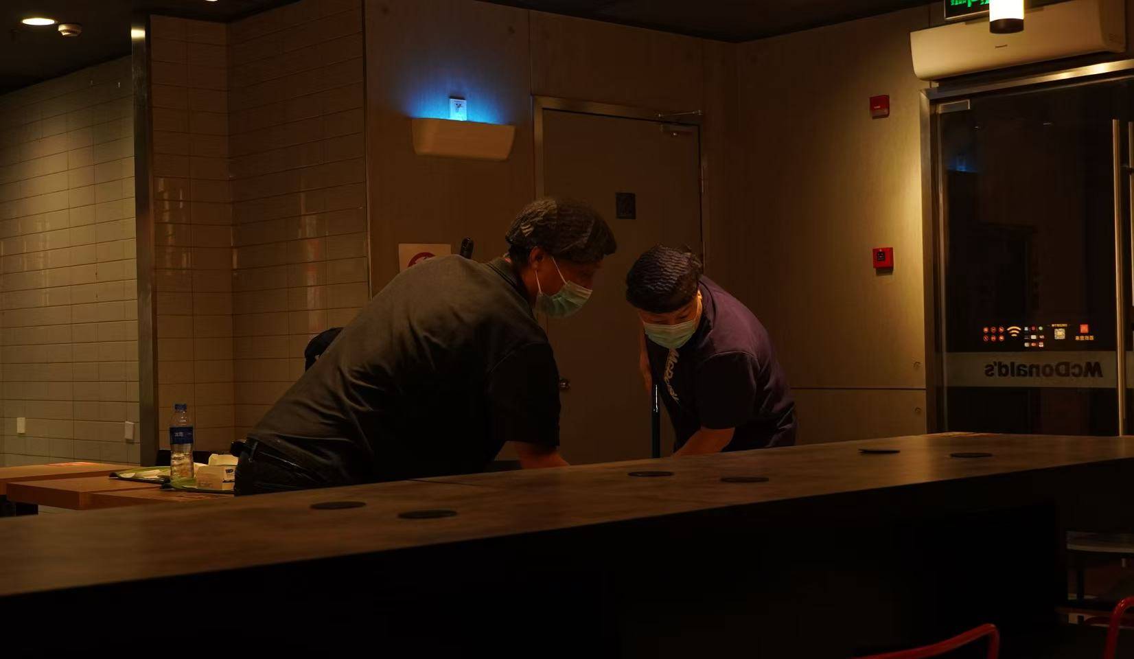 麦当劳夜宿者:老人占六成,各有心酸事