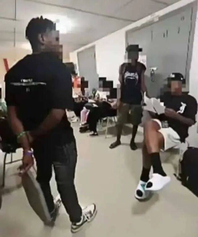 男留学生暂住女生公寓进展：多位女生证实男留学生已搬离，学校曾安排安保人员在宿舍