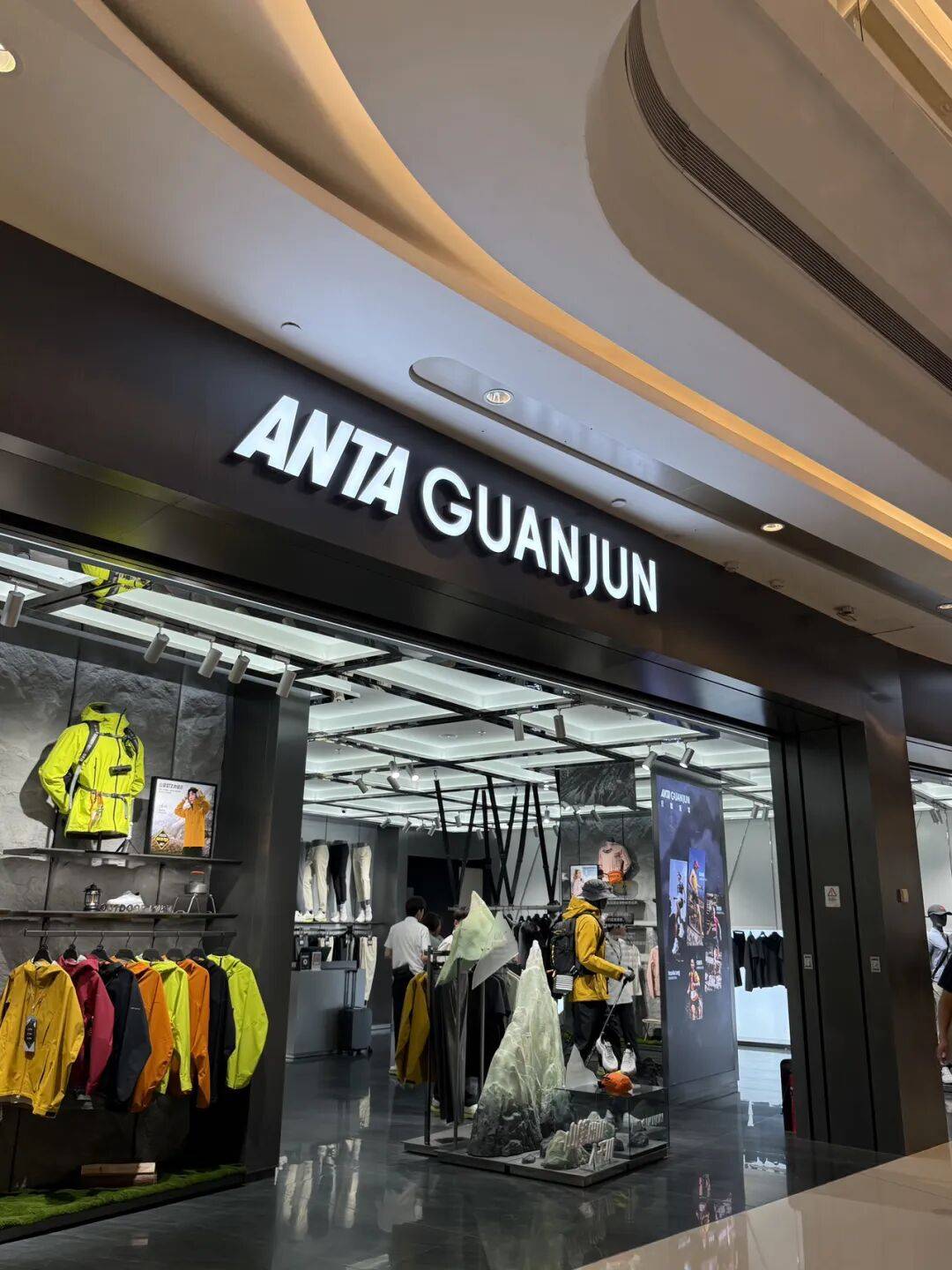 消费者开始退货！始祖鸟又被曝海内外道歉内容不一致