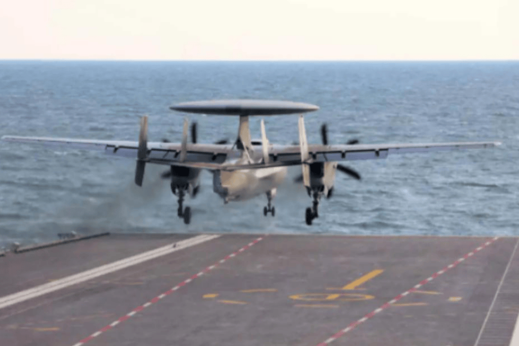 福建舰三型机弹射成功后，美国驻华大使馆发文回应，仅2个字，这是破防了？