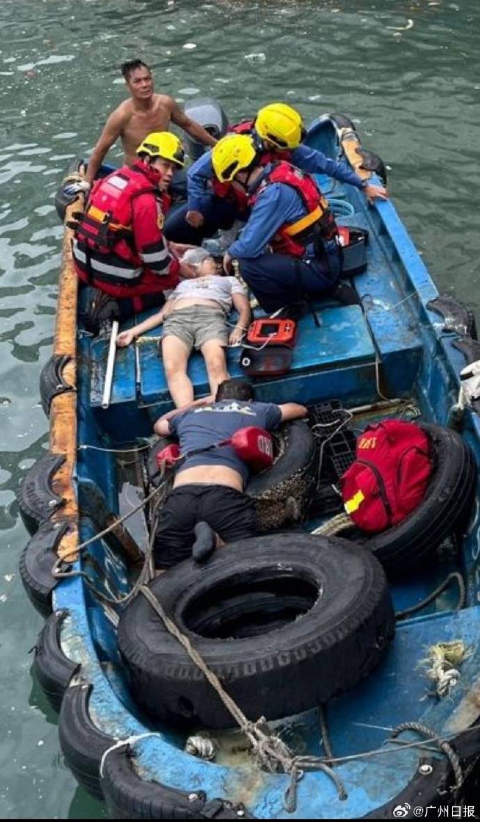 一家4口在香港柴湾观浪,母子2人被大浪卷走父亲跳海救人,3人已获救,暂无生命危险