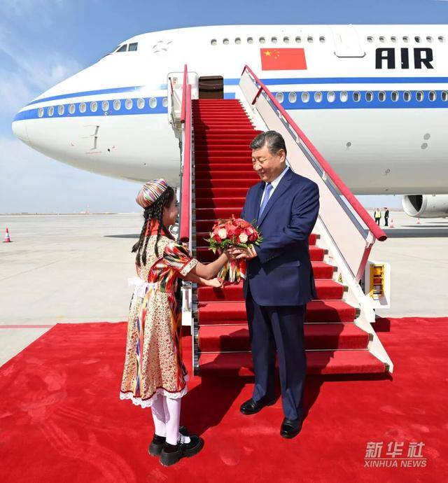 习近平率中央代表团抵达乌鲁木齐出席新疆维吾尔自治区成立70周年庆祝活动