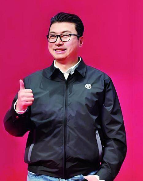 顺丰速运的创始人王卫，从来都不抽烟喝酒，而且还沉默寡言，甚至曾经做过清洁工，可任谁都没想到的是，就这样老实沉默人，却凭借自己毒辣的眼光建立了快递王国。 2017年顺丰上市那天，交易所里上演了极具戏剧性的一幕。 大屏幕上数字疯狂跳动，王卫自掏腰包砸下14亿现金，给每位基层员工发红包，...