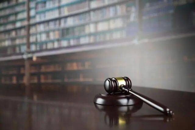 41岁男子出差住48元宾馆，其间因脑出血昏迷，超5小时未退房被工作人员发现，送医救治20余天后身亡，家属起诉宾馆索赔40万被驳回